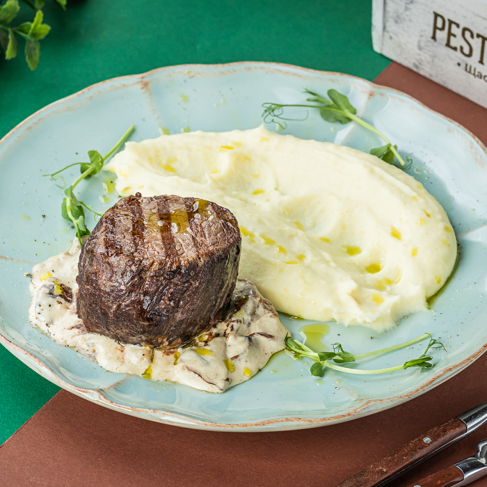 Медальон з ялочичиною під грибним соусом з картоплею (120/150/50 г)